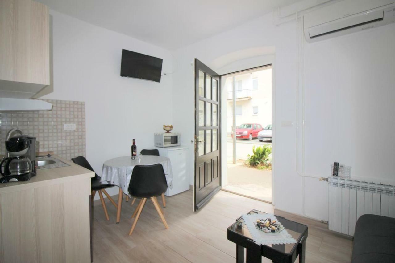 Apartment Noemi In City Center Porec Exterior photo